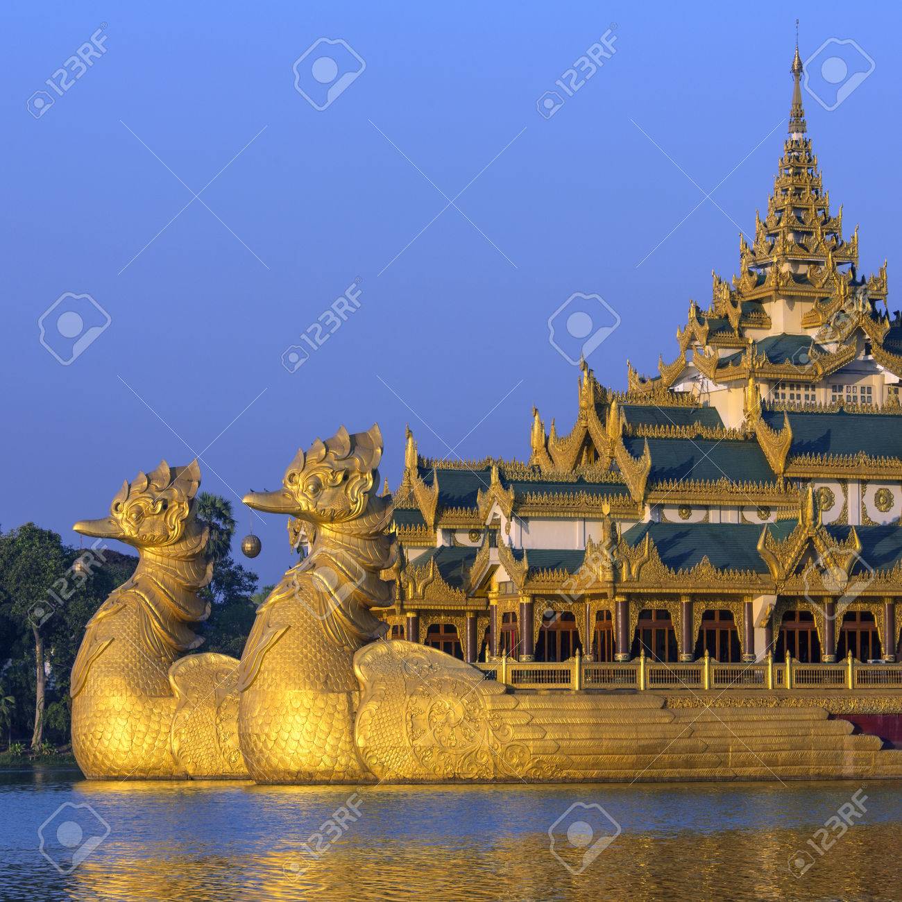 今レストランを収容する国のランドマーク Karaweik ミャンマーのヤンゴンでカンドージ湖の上ビルマ王室御座船のレプリカであります の写真素材 画像素材 Image