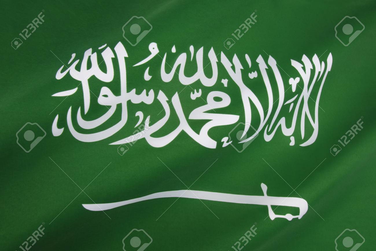 サウジアラビアの国旗は 1973 年 3 月それは白のアラビア銘刻文字を特色緑旗と剣の碑文はイスラム教の信条または Shahada のでサウジアラビアの政府によって使用されています の写真素材 画像素材 Image