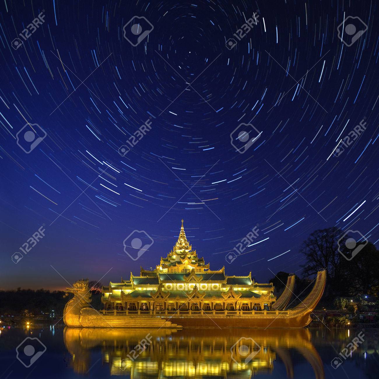 Karaweik ミャンマーのヤンゴンでカンドージ湖の上ビルマ王室御座船のレプリカ上の星の軌跡 国のランドマークは 今レストランを収容します の写真素材 画像素材 Image