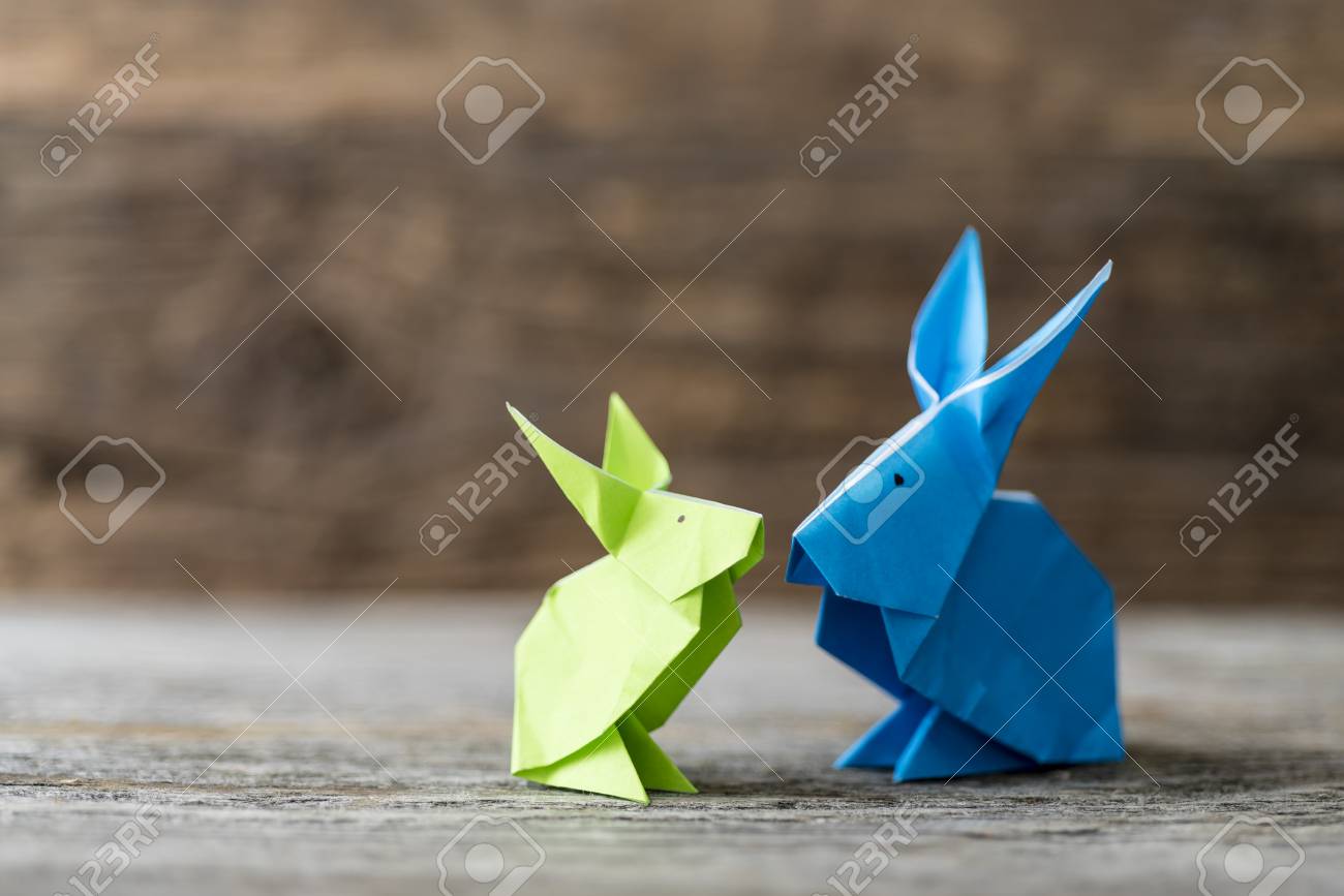 Dois Coloridos Origami Coelhinhos Coelhinho Pascoa Feito De Papel Em Verde Azul Fotos Retratos Imagenes Y Fotografia De Archivo Libres De Derecho Image 93456139