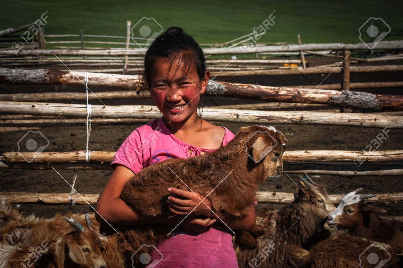 Une Jeune Fille Mongole Nomade Avec Un Peu De Chevre De Bebe Banque D Images Et Photos Libres De Droits Image