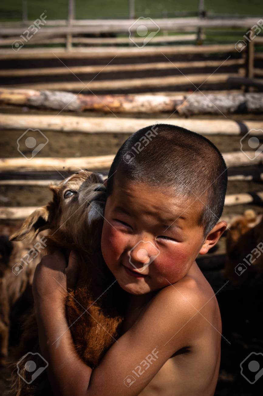 Un Garcon Mongol Nomade Avec Son Bebe Chevre Banque D Images Et Photos Libres De Droits Image