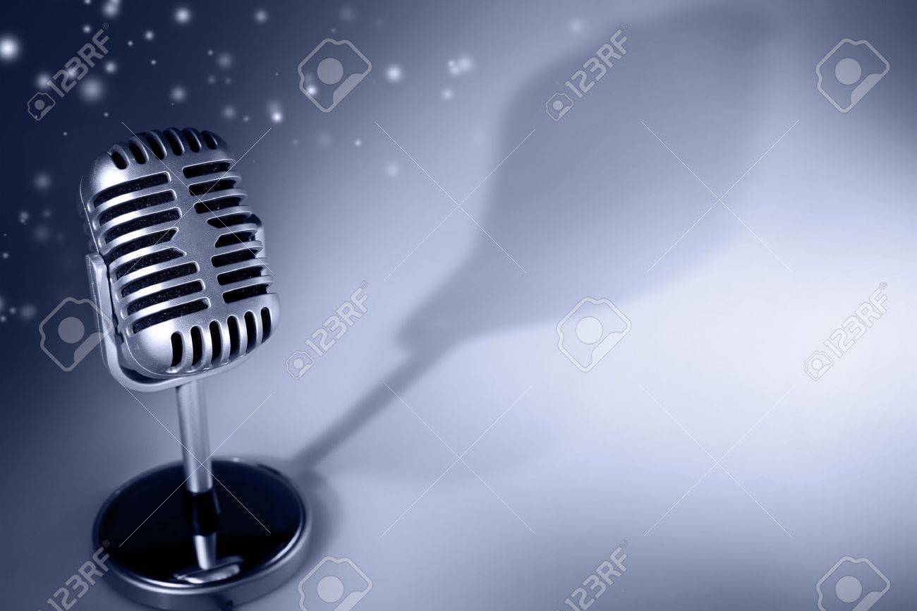 青色のトーンの背景にレトロなマイク の写真素材 画像素材 Image