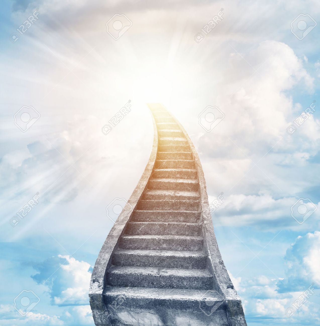 明るい光に至るまでの階段 の写真素材 画像素材 Image