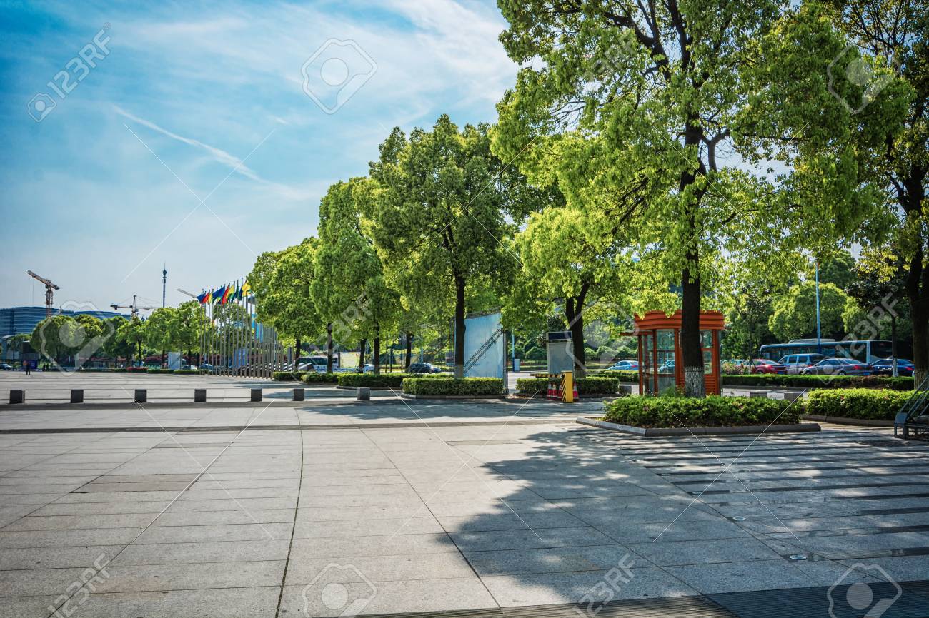 Long Empty Footpath In Modern City Square With Skyline. Фотография,  картинки, изображения и сток-фотография без роялти. Image 81772540