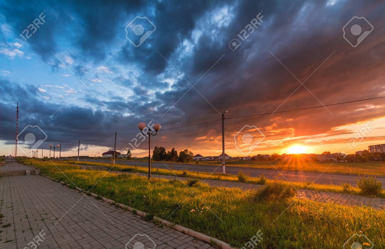美しい空が夕日に街中を歩く の写真素材 画像素材 Image