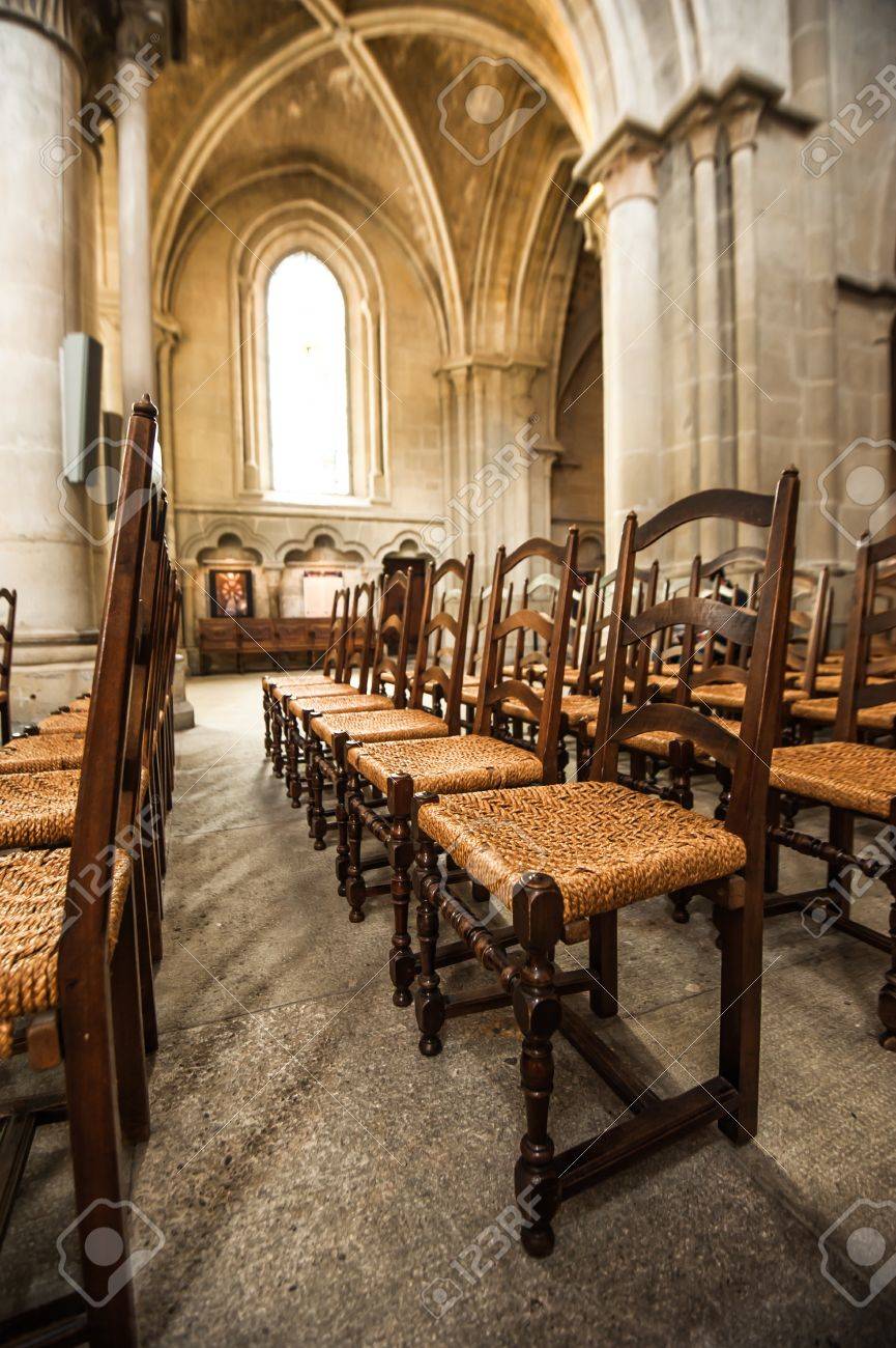 Línea de sillas en lado de la catedral de Notre Dame Lausanne, Suiza Línea de sillas en lado de la catedral de Notre Dame Lausanne, Suiza