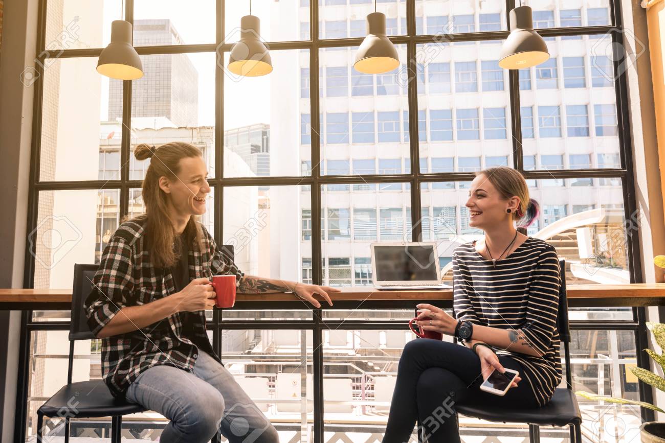 喫茶店で働く2人のフリーランス ノマドワーカーの概念 カフェで一緒に楽しく働くカップル の写真素材 画像素材 Image