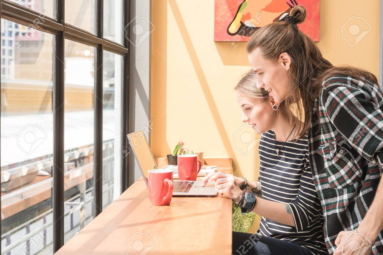 喫茶店で働く2人のフリーランス ノマドワーカーの概念 カフェで一緒に楽しく働くカップル の写真素材 画像素材 Image