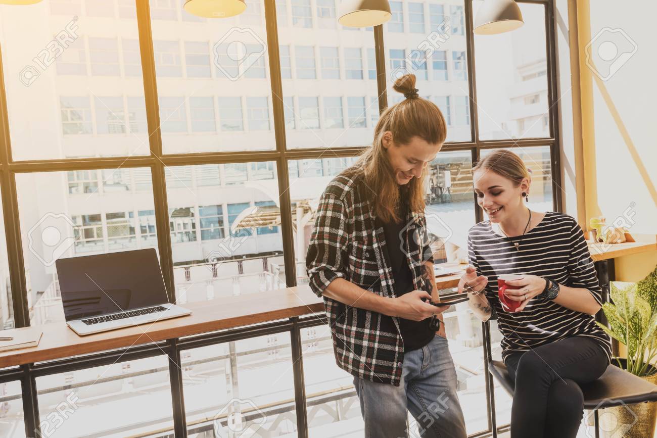 喫茶店で働く2人のフリーランス ノマドワーカーの概念 カフェで一緒に楽しく働くカップル の写真素材 画像素材 Image