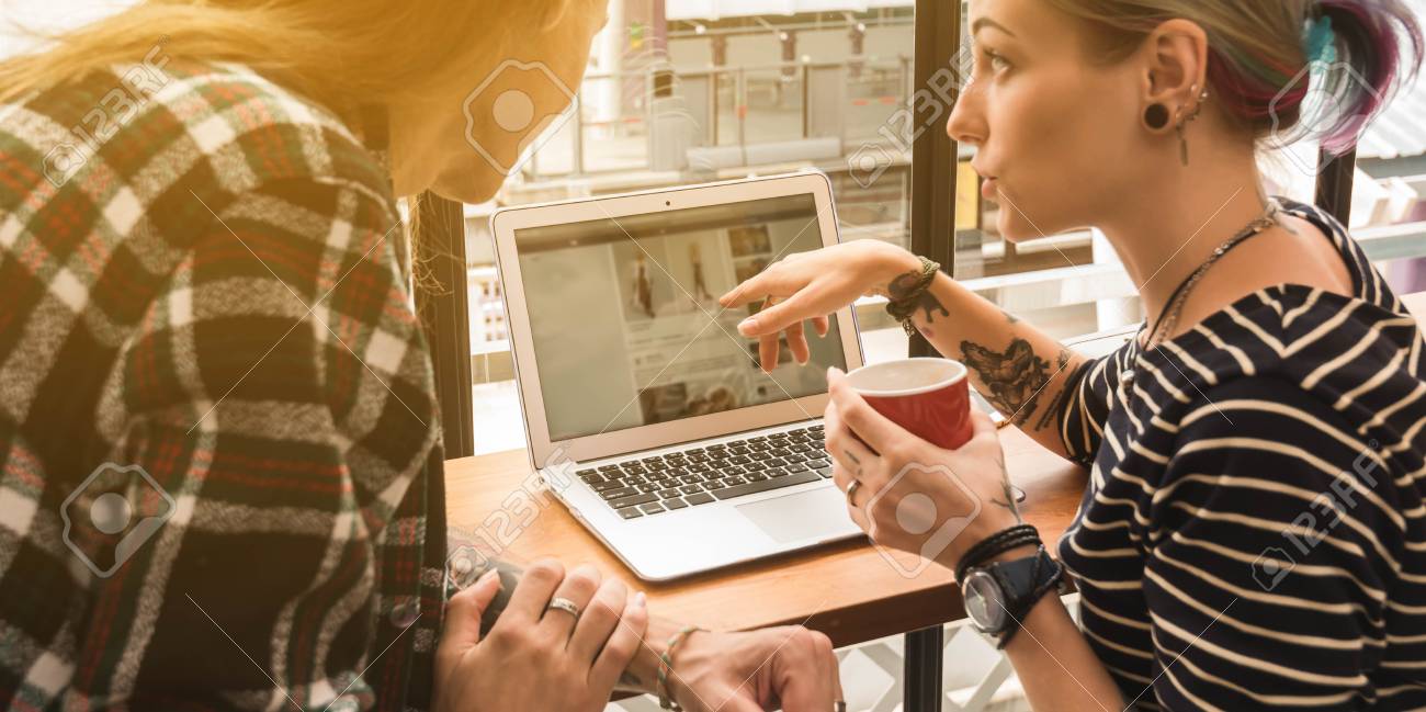 喫茶店で働く2人のフリーランス ノマドワーカーの概念 カフェで一緒に楽しく働くカップル の写真素材 画像素材 Image