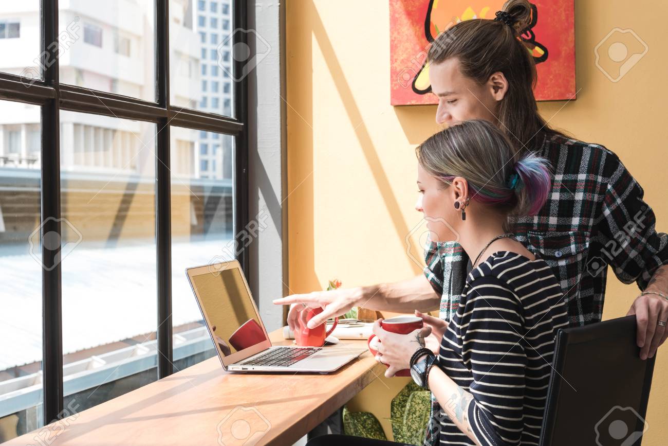 喫茶店で働く2人のフリーランス ノマドワーカーの概念 カフェで一緒に楽しく働くカップル の写真素材 画像素材 Image