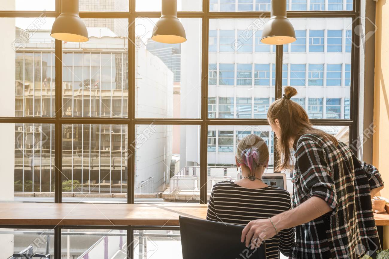 喫茶店で働く2人のフリーランス ノマドワーカーの概念 カフェで一緒に楽しく働くカップル の写真素材 画像素材 Image