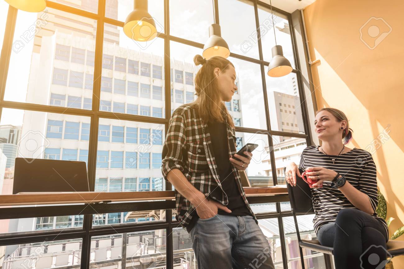 喫茶店で働く2人のフリーランス ノマドワーカーの概念 カフェで一緒に楽しく働くカップル の写真素材 画像素材 Image