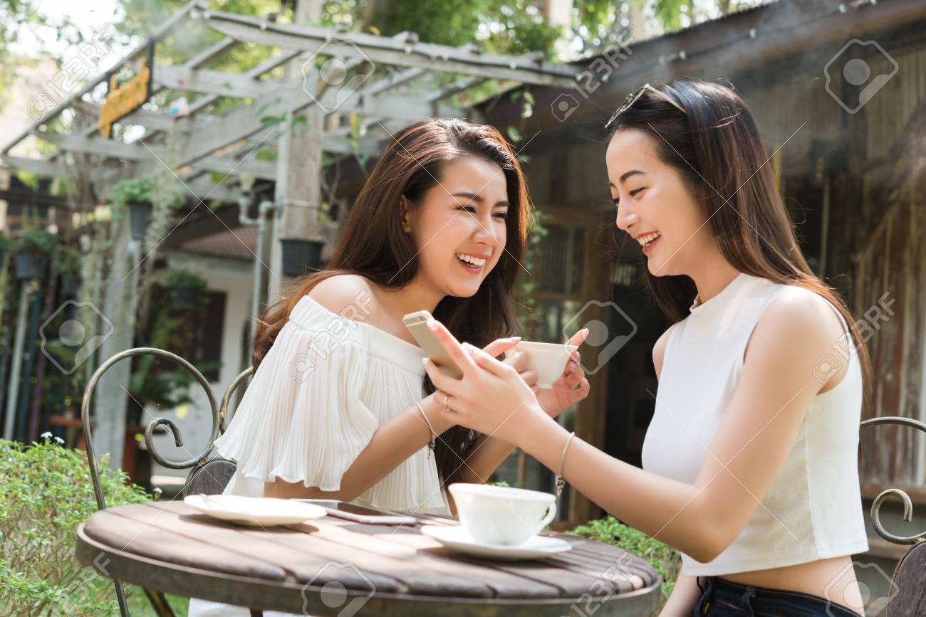 2人の美しいフリーランスの女性は コーヒーショップ 現代のライフスタイルでスマートフォン上のソーシャルメディアを使用しています の写真素材 画像素材 Image 2人の美しいフリーランスの女性は コーヒーショップ 現代のライフスタイルでスマートフォン上のソーシャルメディアを使用しています の写真素材 画像素材 Image