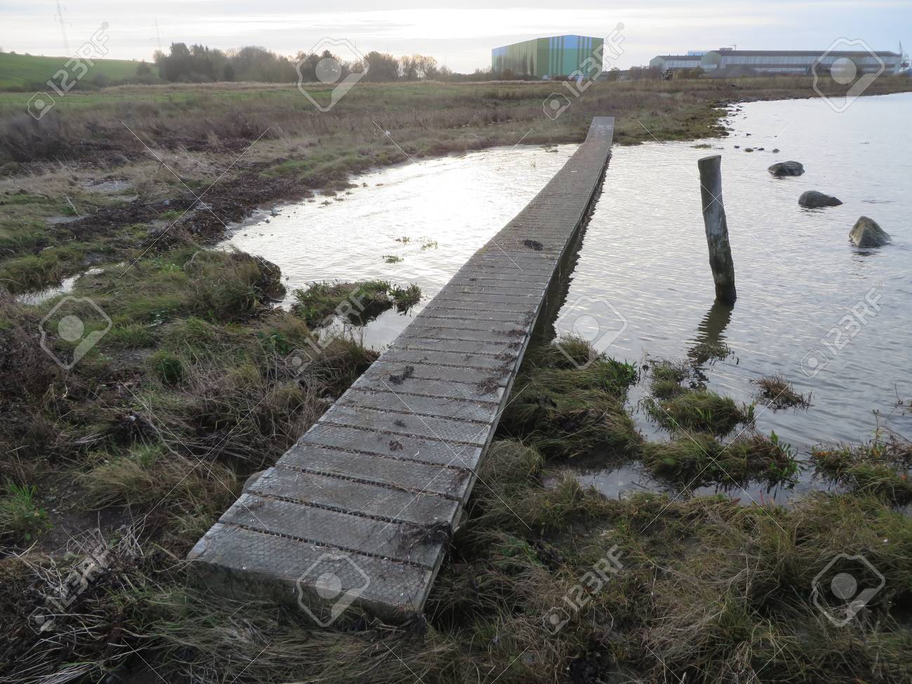 木の板の橋 の写真素材 画像素材 Image