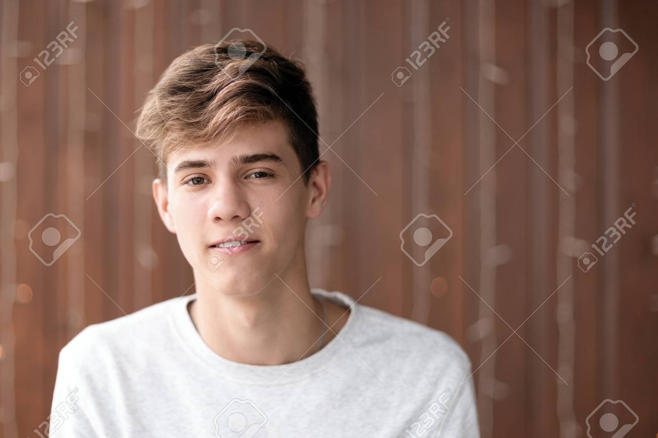 Beau Mec Adolescent De 16 À 18 Ans Regardant La Caméra. Bouchent Le  Portrait D'un Jeune Homme De Race Blanche Banque D'Images et Photos Libres  De Droits. Image 111273995