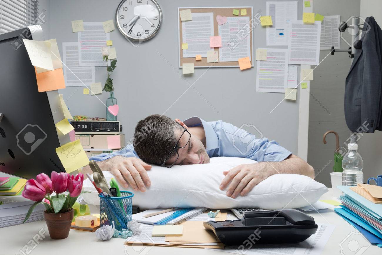 Fatigué Employé De Bureau De Dormir Sur Un Oreiller Sur Son Bureau. Banque D'Images Et Photos Libres De Droits. Image 33304125.