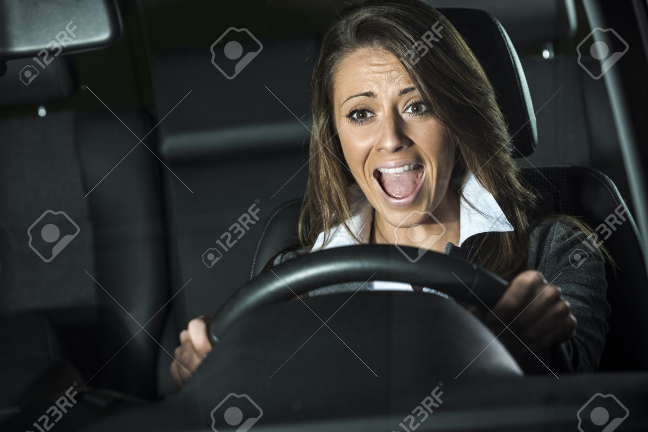 若い女性運転と夜に自動車事故を起こす恐怖 の写真素材 画像素材 Image