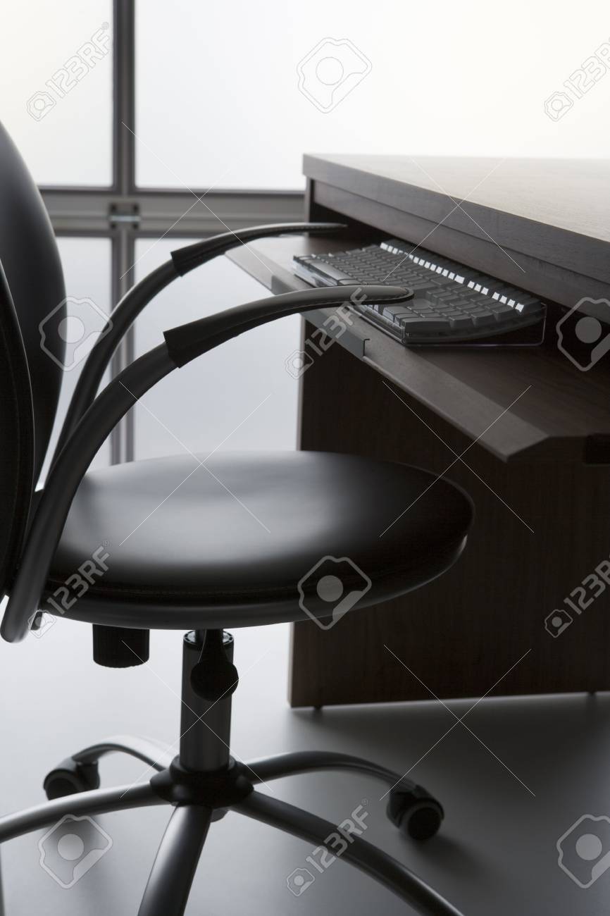 De Con Escritorio Teclado Oficina Silla Computadora Vacía Y wNmn08