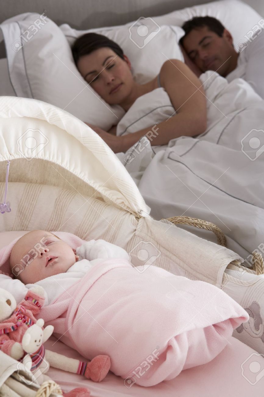Neonato che dorme nella culla nella camera da letto dei genitori ... Culla per letto