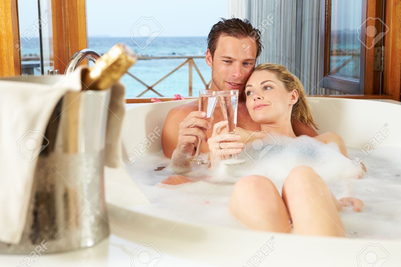 カップル一緒にシャンパンを飲んでお風呂でリラックスの写真素材・画像素材 Image 24490377