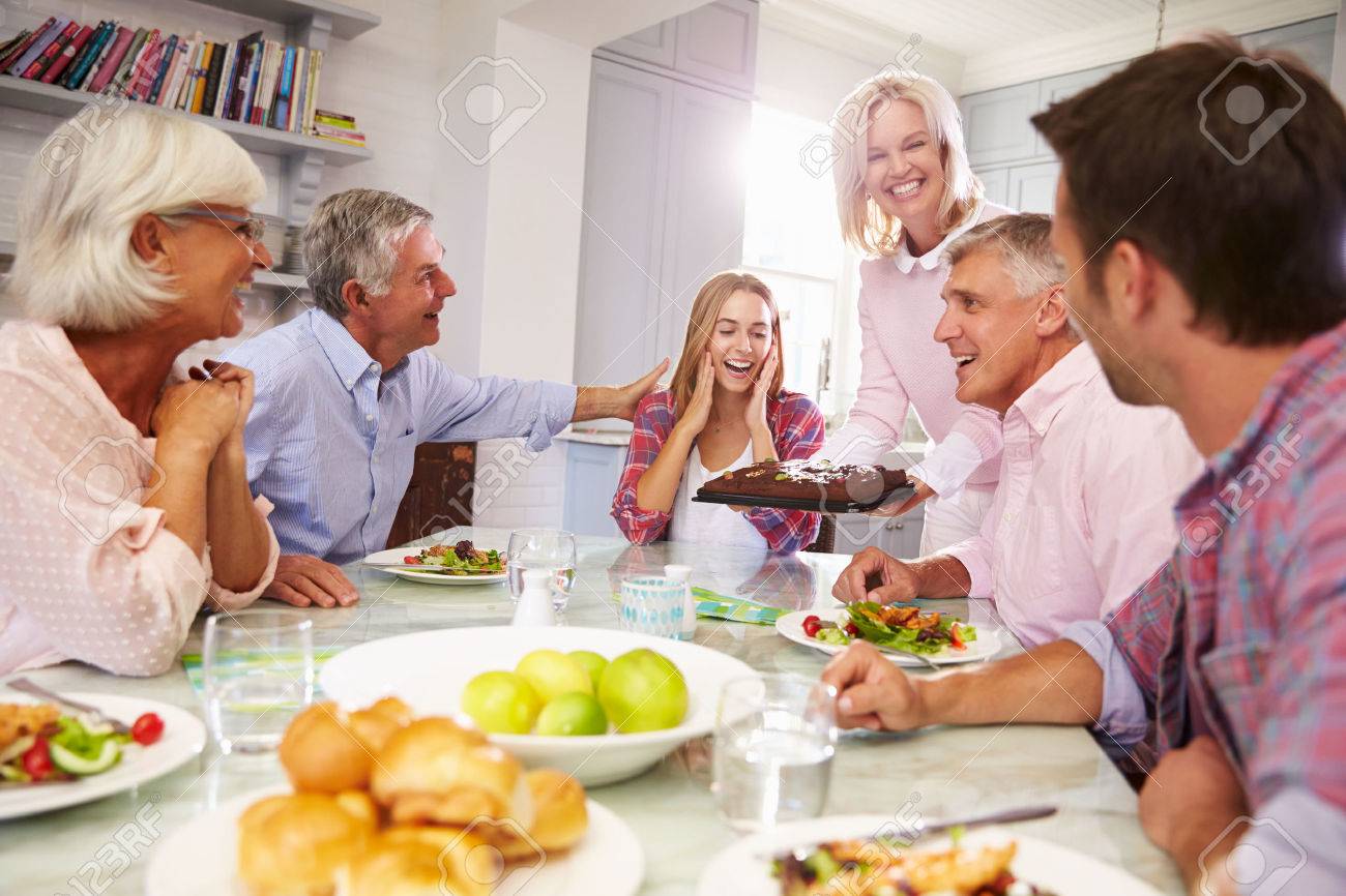 Mere Sert Gateau D Anniversaire A La Fille Adulte Au Repas De Famille Banque D Images Et Photos Libres De Droits Image Mere Sert Gateau D Anniversaire A La Fille Adulte Au Repas De Famille Banque D Images Et Photos Libres De Droits Image