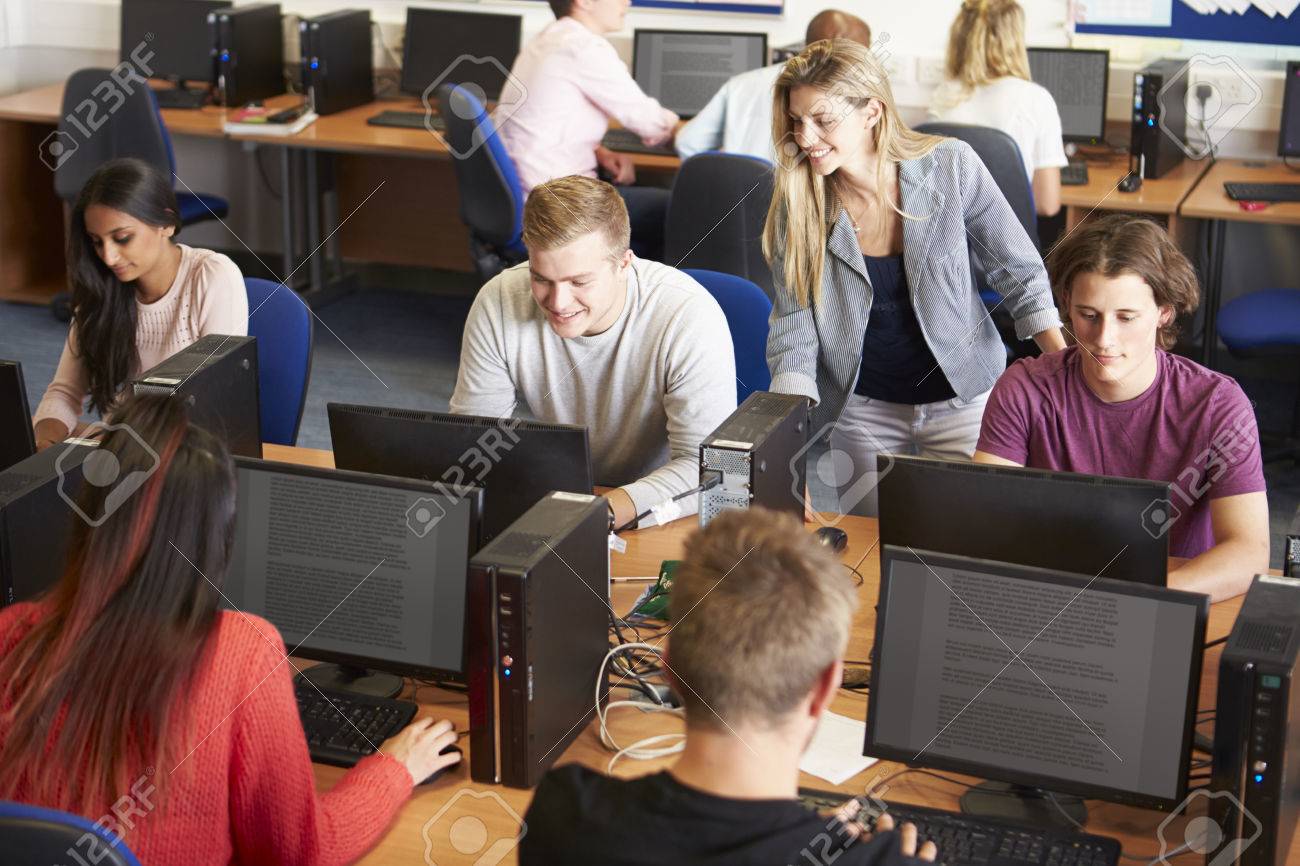 Les Eleves De College A Ordinateurs En Classe Technologie Banque D Images Et Photos Libres De Droits Image