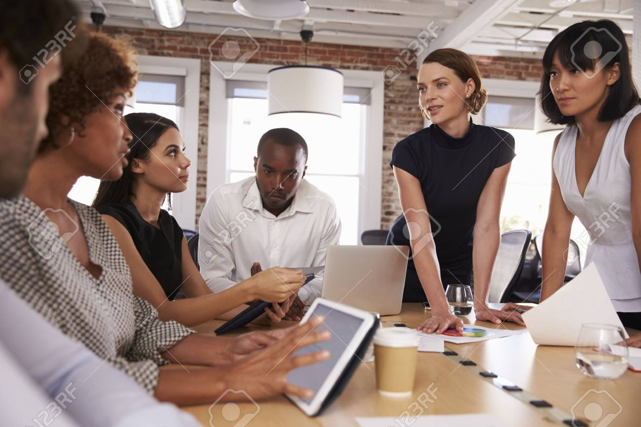 das büro das treffen geschäftsleute geschäftsleute die um tisch im modernen büro treffen standardbild 71279198 die um im modernen treffen lizenzfreie das büro das treffen geschäftsleute geschäftsleute die um tisch im modernen büro treffen standardbild 71279198 die um im modernen treffen lizenzfreie