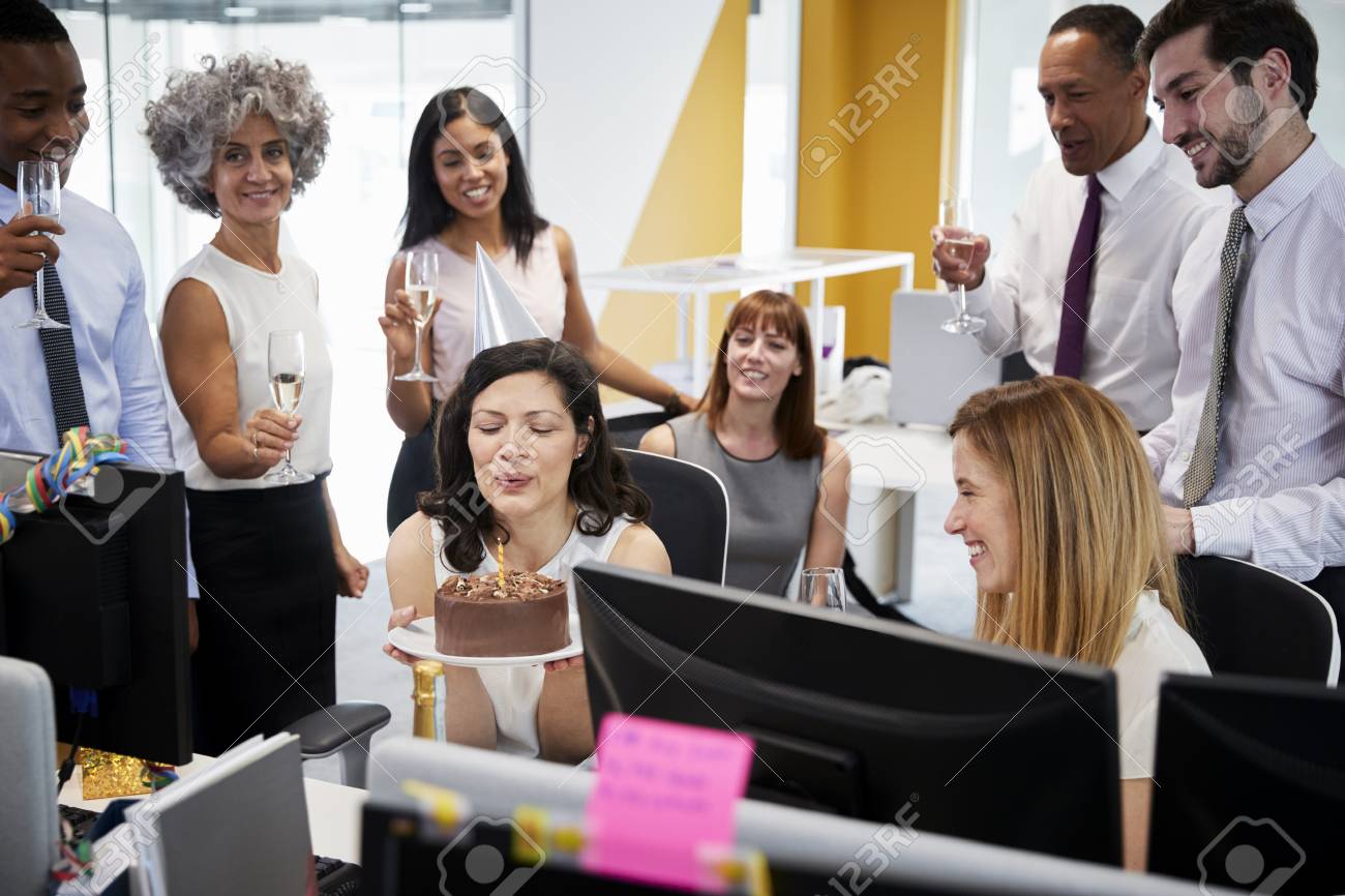 Collegues Reunies Au Bureau De La Femme Pour Feter Un Anniversaire Banque D Images Et Photos Libres De Droits Image