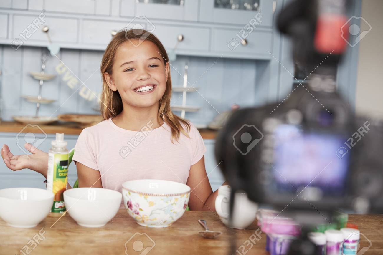 キッチンでプレティーンの女の子のビデオブログは カメラに笑顔 の写真素材 画像素材 Image