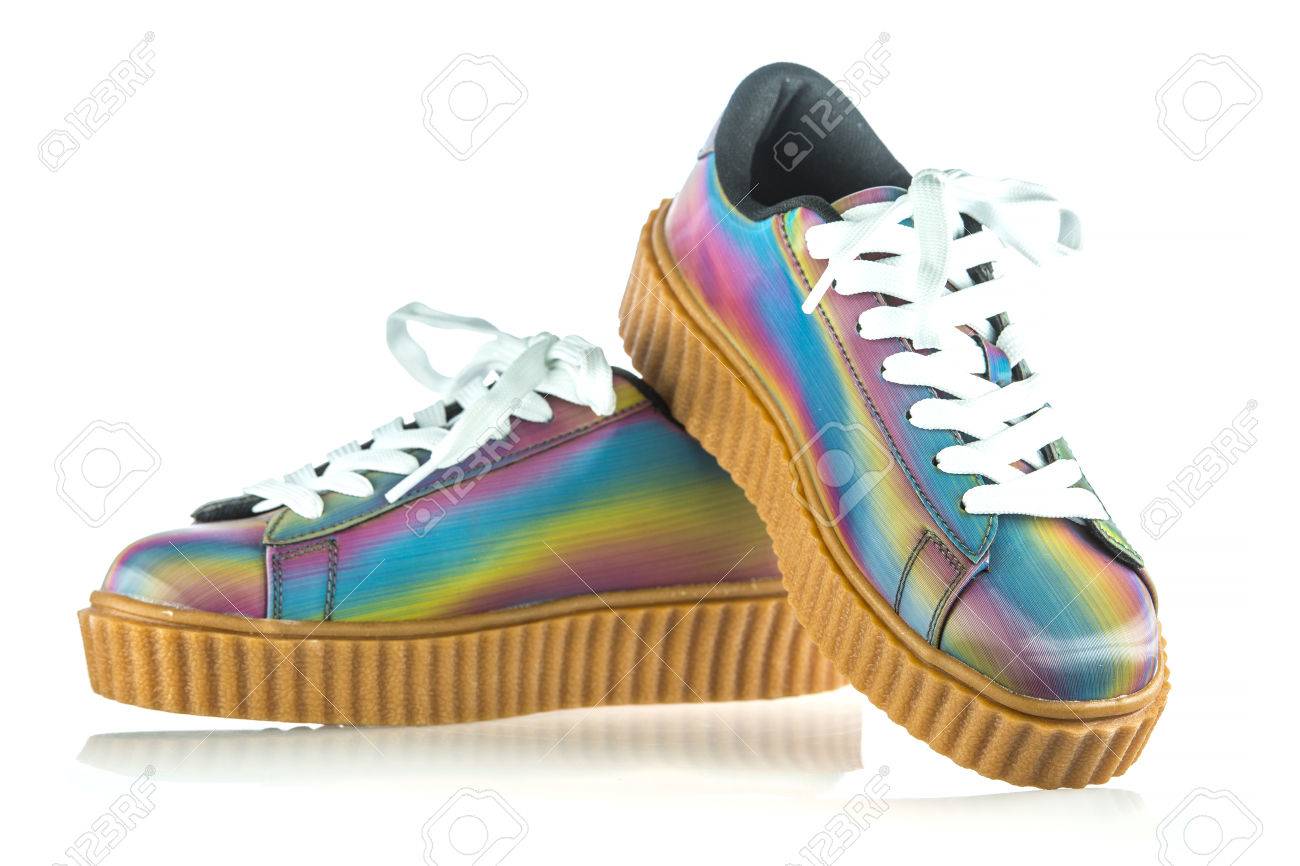 Zapatillas de deporte de moda de la plataforma con un diseño holográfico del arco iris. Zapatillas de deporte negras con diseño holográfico de