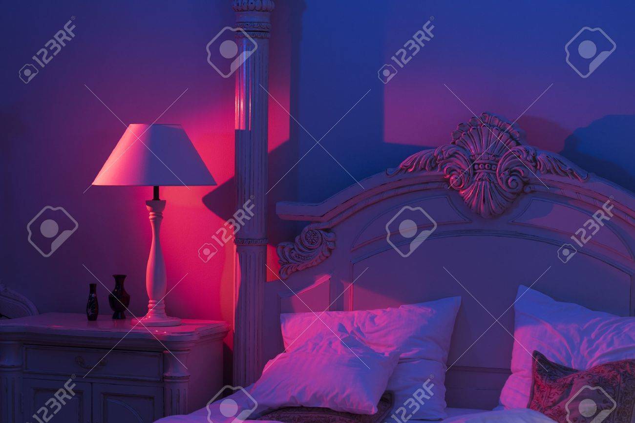 Luxuriöse Minimal Art Dekor Schlafzimmer Mit Königlichen Bett, Rosa ... Luxuriöse Minimal Art Dekor Schlafzimmer Mit Königlichen Bett, Rosa ...