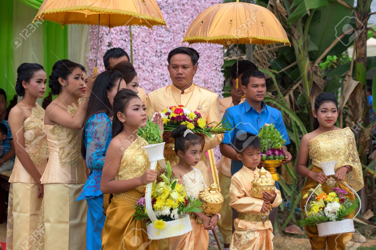 Khmer Family Posing To Picture During Wedding Day Kampot 07