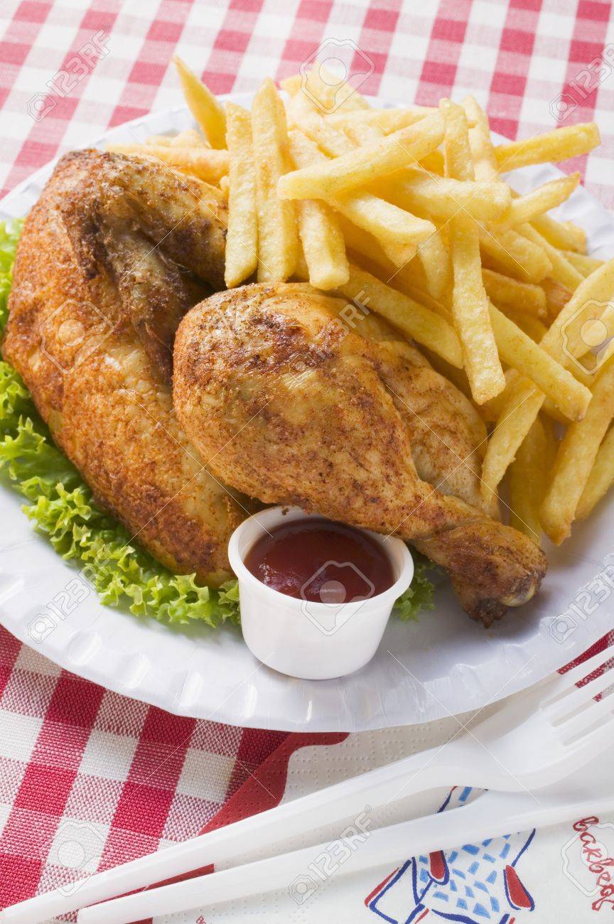 Un Demi Poulet Roti Avec Des Frites Sur La Plaque De Papier Banque