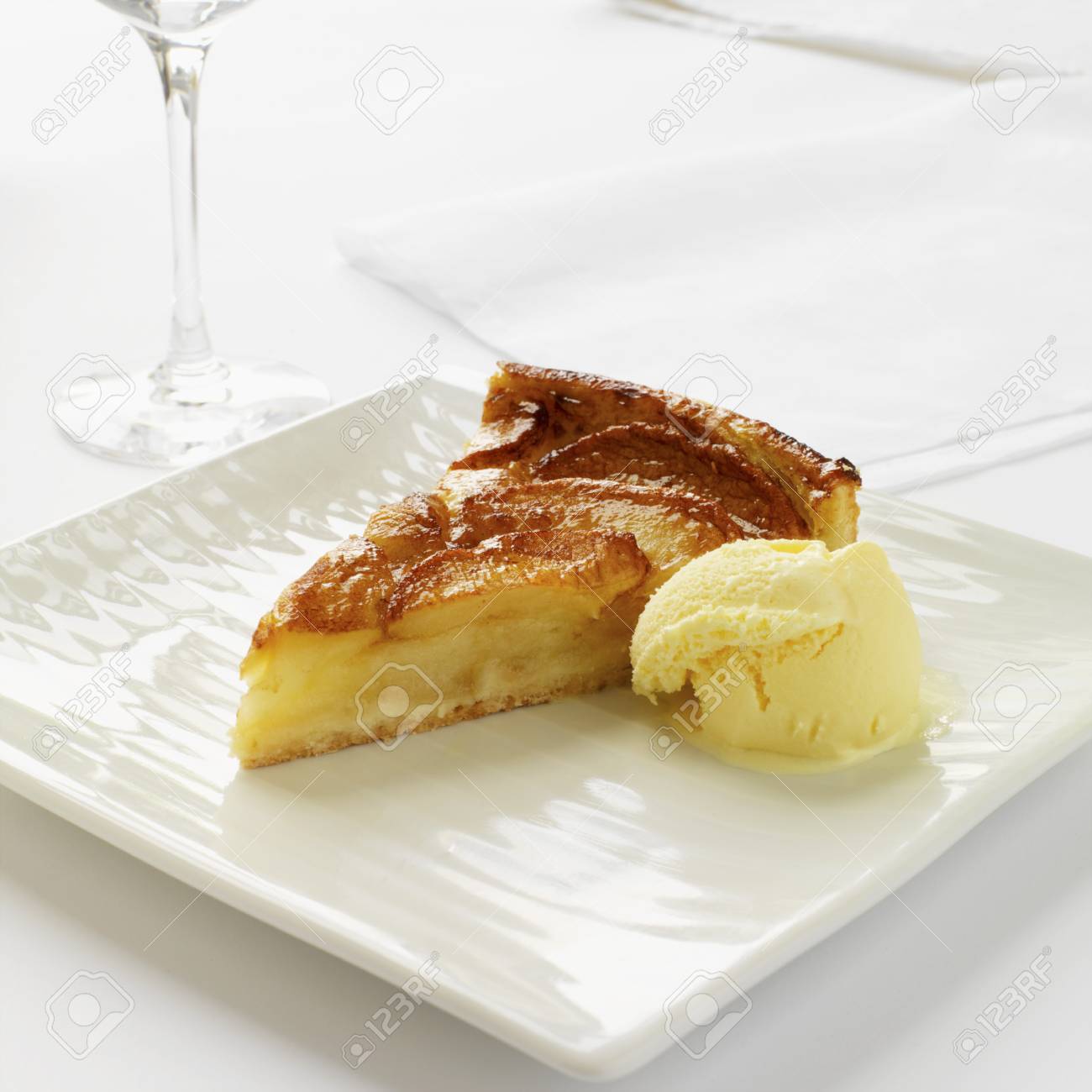 Un Morceau De Tarte Tatin A La Creme Glacee A La Vanille Banque D