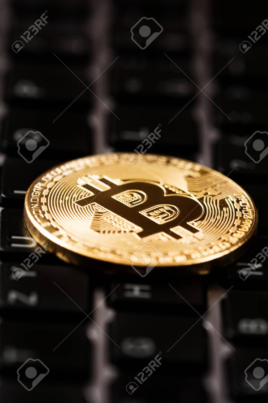 Kryptowährung Bitcoin Und Tastatur Der Goldmünzen Lizenzfreie Fotos, Bilder  und Stock Fotografie. Image 97039326.