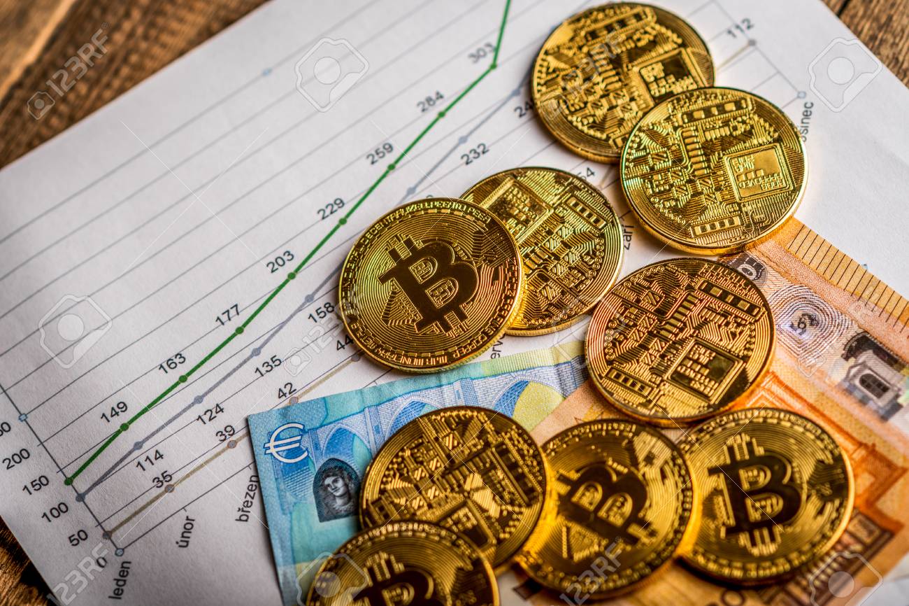 暗号通貨ビットコインとユーロ紙幣の黄金のコインの写真素材・画像素材 Image 114516818