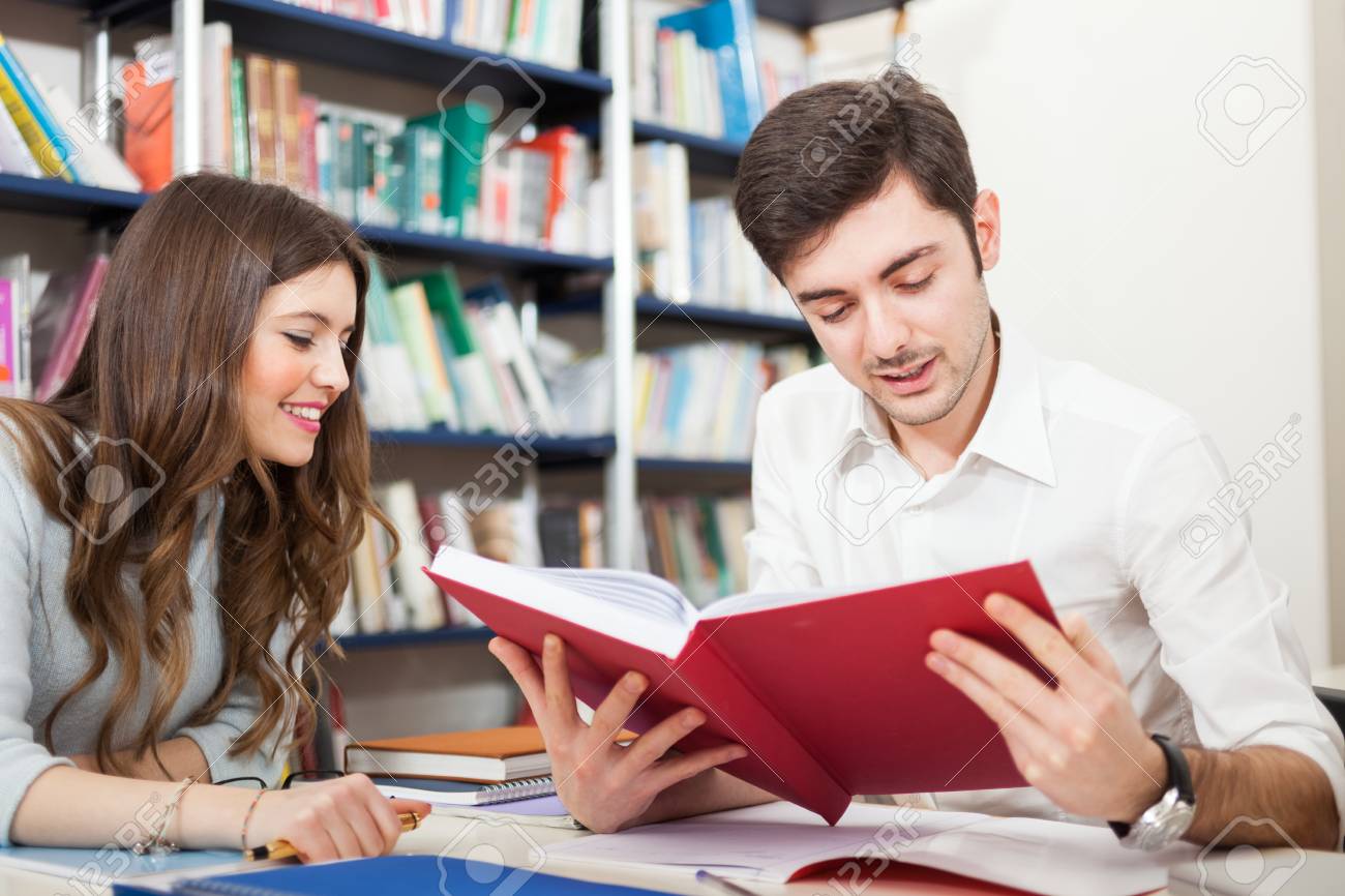 Первые студенты читать. Подростки в библиотеке. Люди в библиотеке. Друзья или учёба. Первые студенты читать.