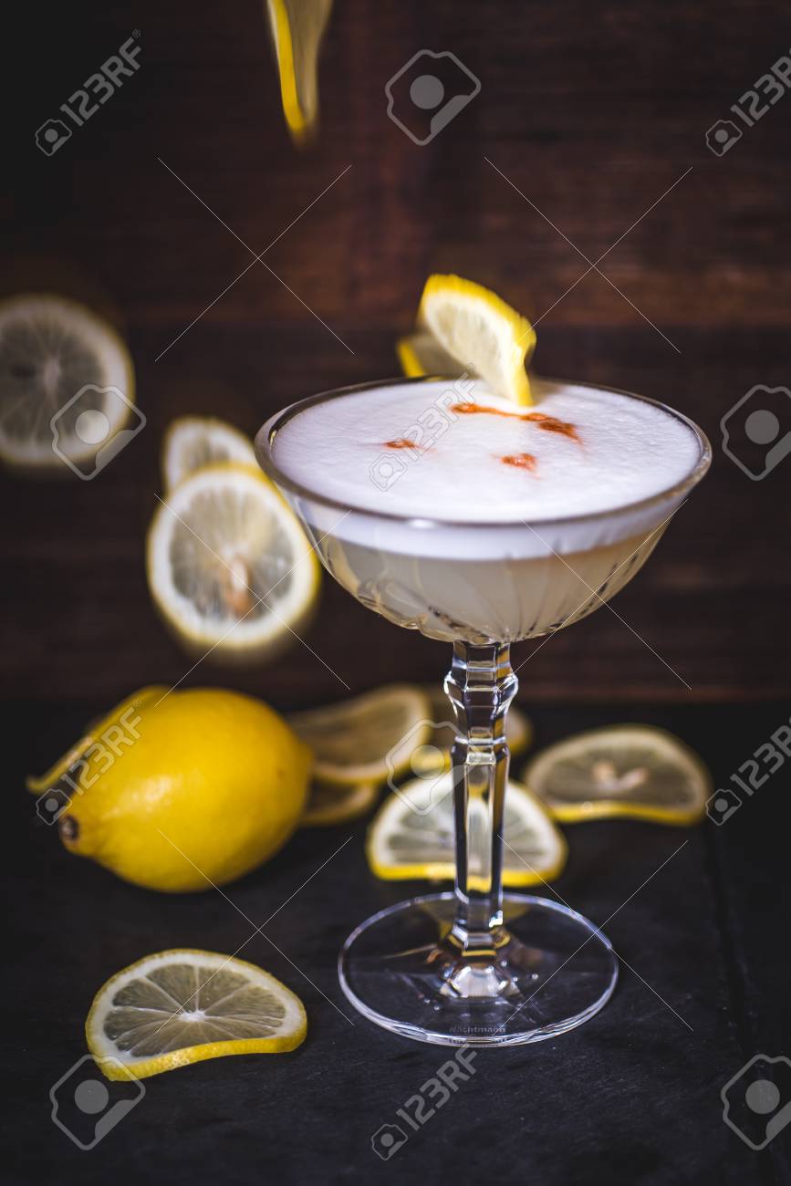 Lemon slices fall into a cocktail. - 99535047 Lemon slices fall into a cocktail. - 99535047