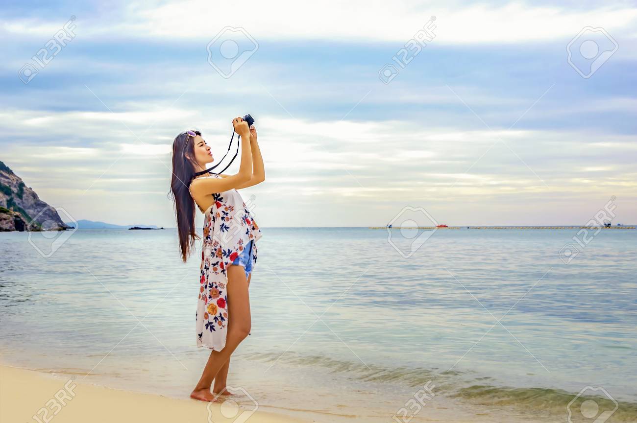 ビーチでカメラミラーレスで写真を撮る美しい若い女性 幸せな島のライフスタイル 青い曇り空と熱帯のビーチのクリスタル海 パラダイスでの休暇 の写真素材 画像素材 Image ビーチでカメラミラーレスで写真を撮る美しい若い女性 幸せな島のライフスタイル 青い曇り空と熱帯のビーチのクリスタル海 パラダイスでの休暇 の写真素材 画像素材 Image