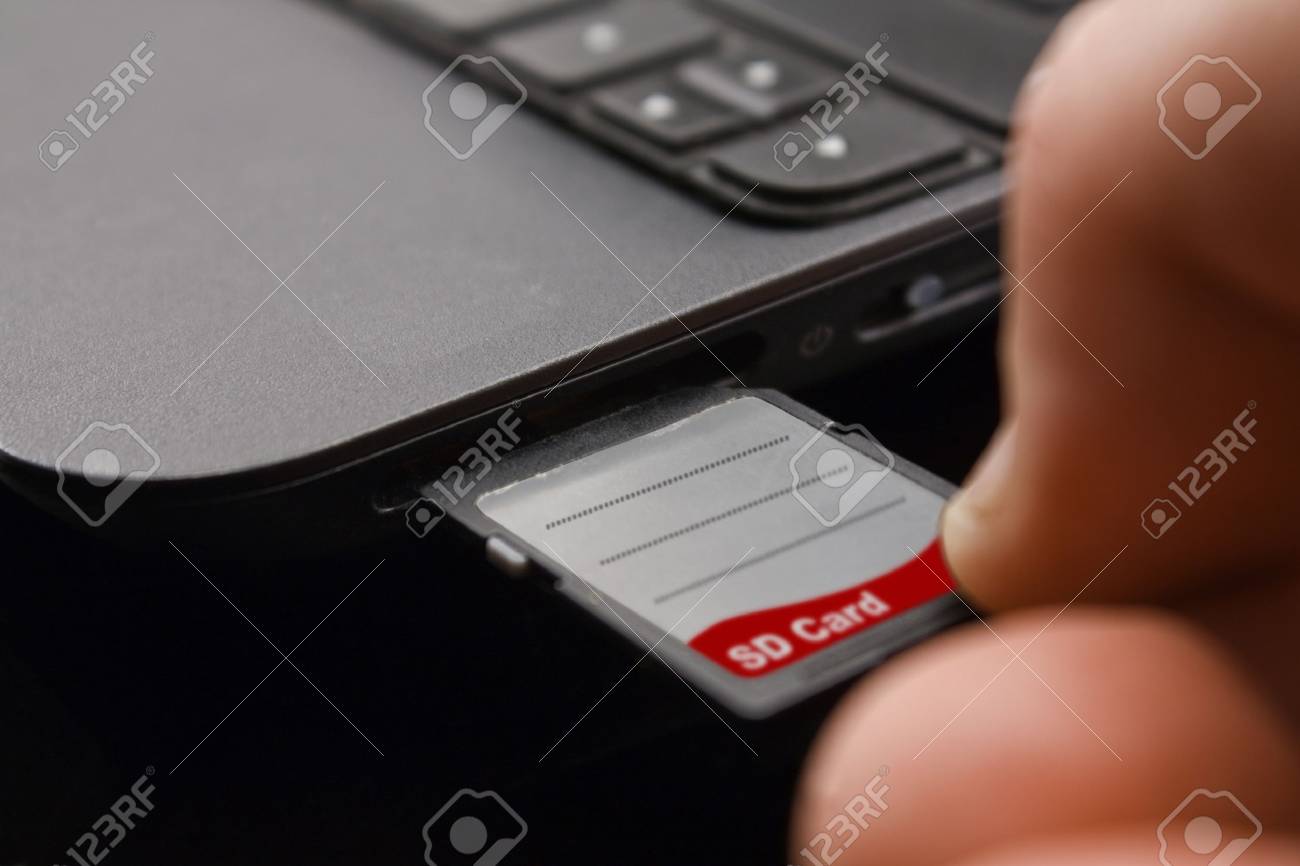 Einstecken Der Sd Karte In Personliche Computer Fur Bild Dateiubertragung Lizenzfreie Fotos Bilder Und Stock Fotografie Image