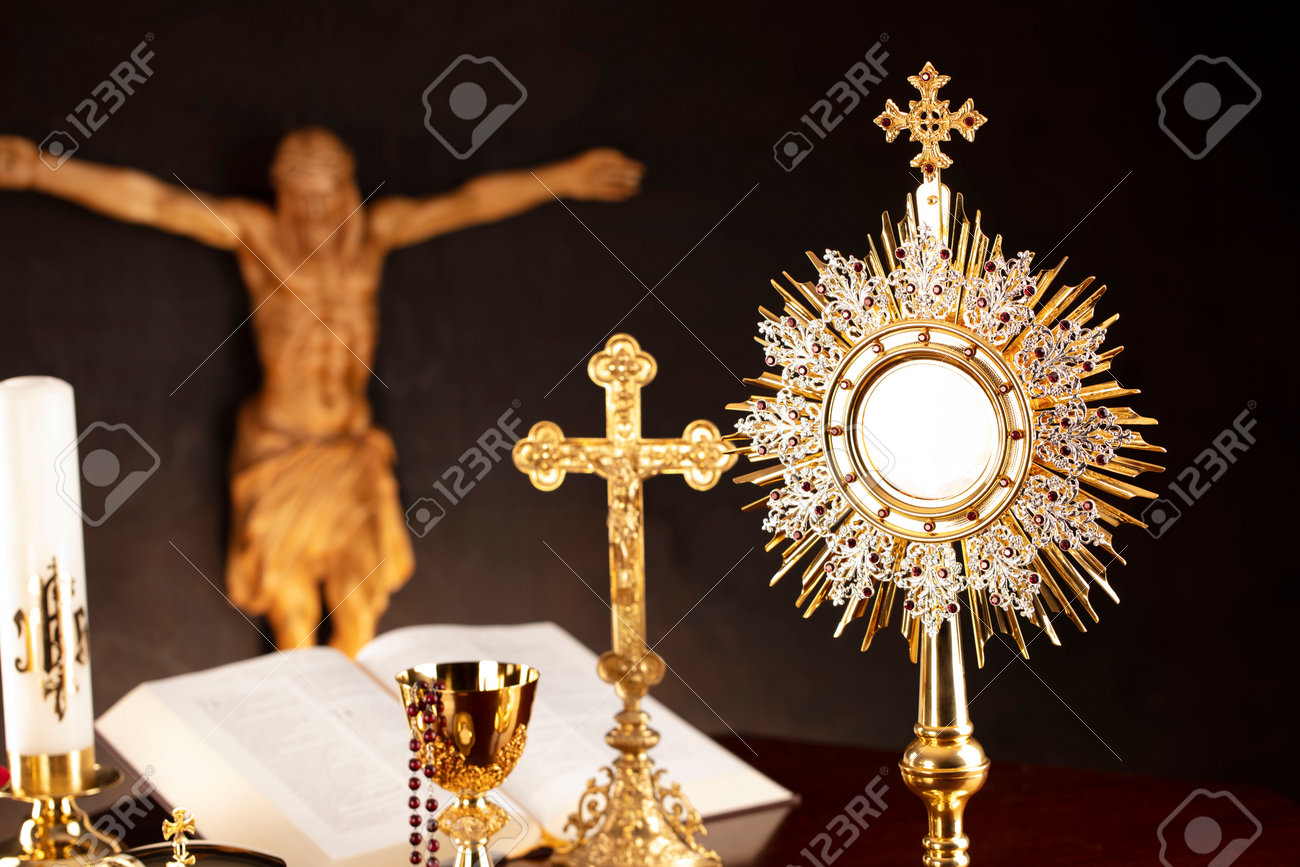 Religious Holiday Â€“ Easter. Catholic Symbols Composition. Jesus Figure,  The Cross, Monstrance, Holy Bible, Rosary And Golden Chalice On Gray  Background. 正版图像123RF中国- 高质量免版税图像库. Image 167170437, image size:1300x867
