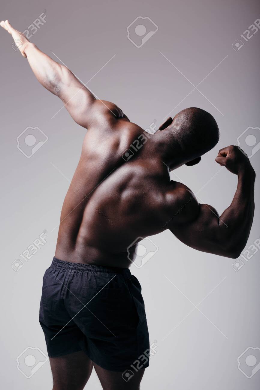 ボクサーの背面図。黒人男性の筋肉の背中。アスリートは上腕二頭