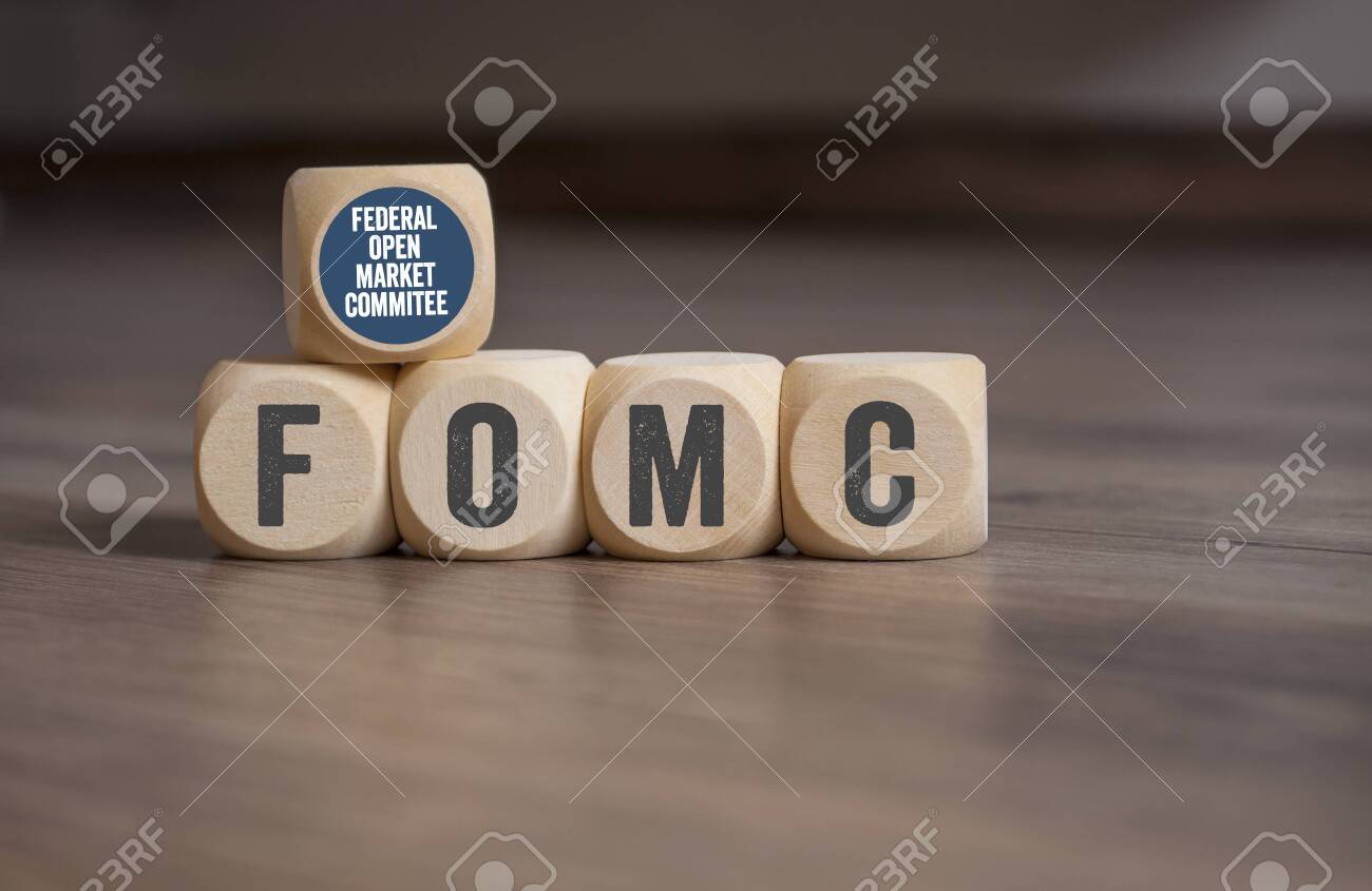 나무 배경에 Fomc 연방 공개 시장 위원회와 큐브 주사위 로열티 무료 사진, 그림, 이미지 그리고 스톡포토그래피. Image  131098077
