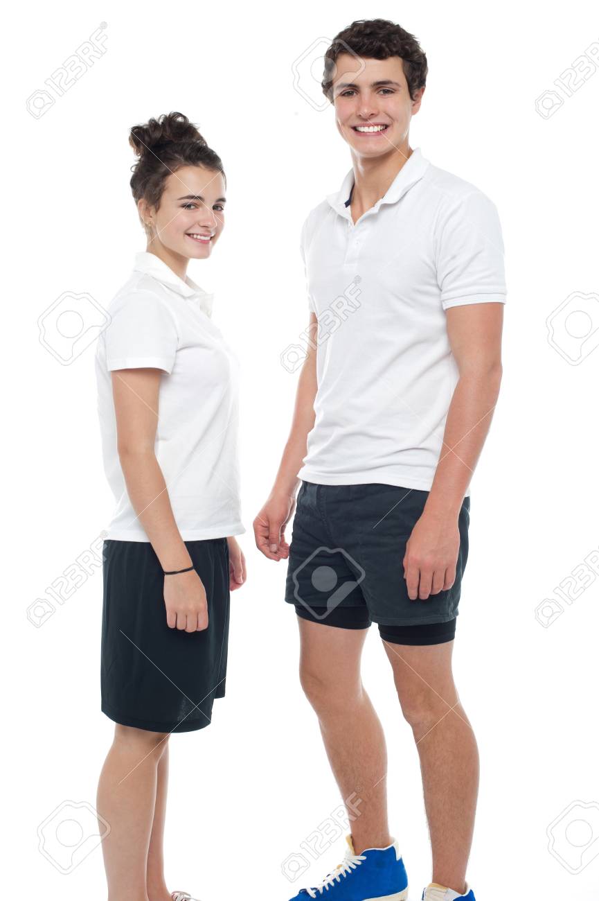 Pareja Adolescente Posando Ropa Deportiva Casual. Sonreír Frente A La Cámara Fotos, Retratos, Imágenes Y Fotografía De Archivo Libres Image