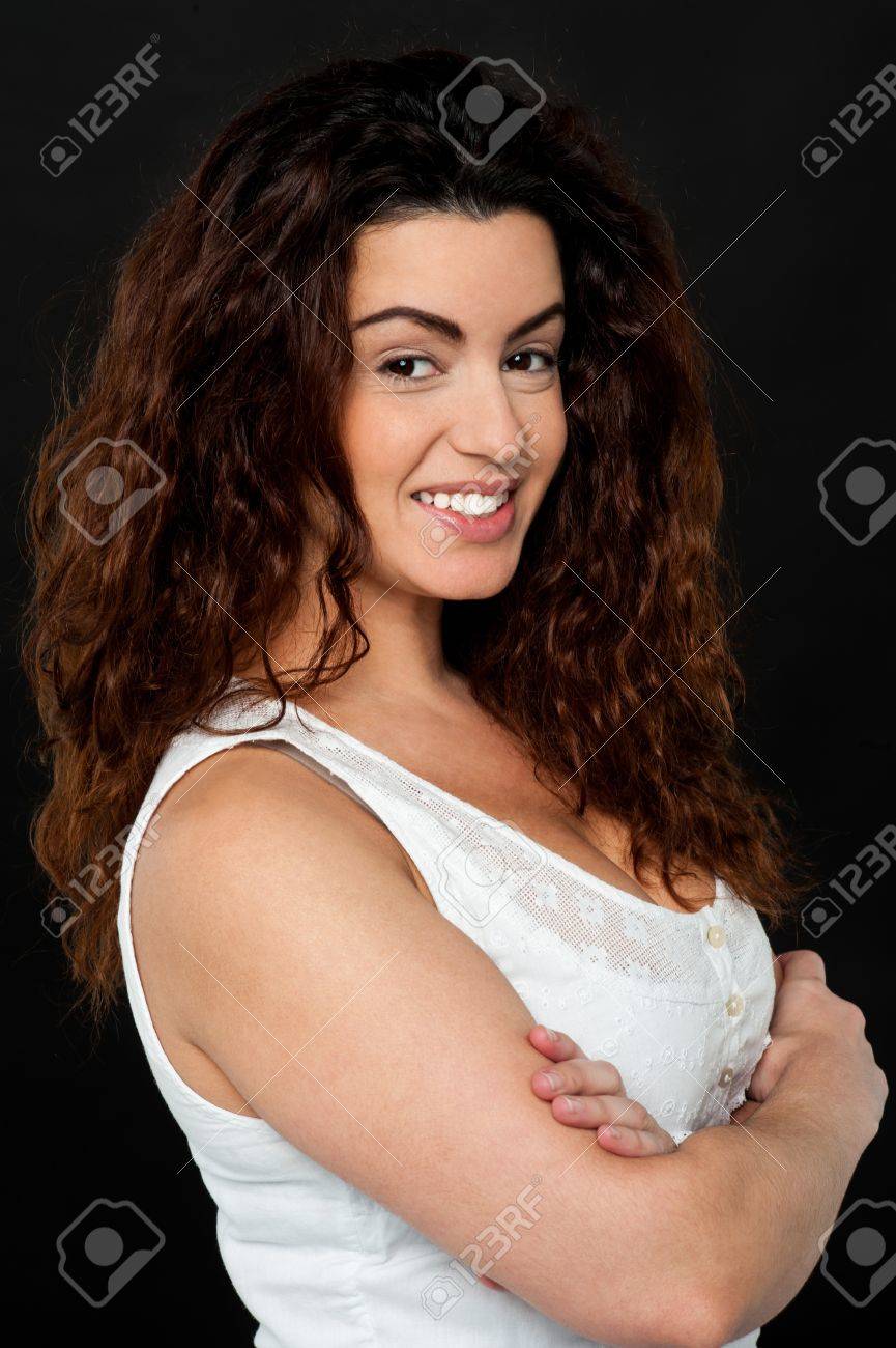 zuversichtlich wunderschone weibliche modell mit dauerwelle lange haare stand seitwarts