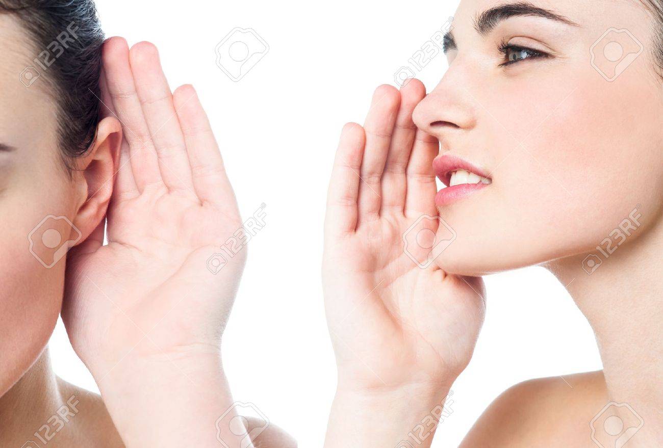 一人の女の子は別の彼女の秘密を共有します の写真素材 画像素材 Image