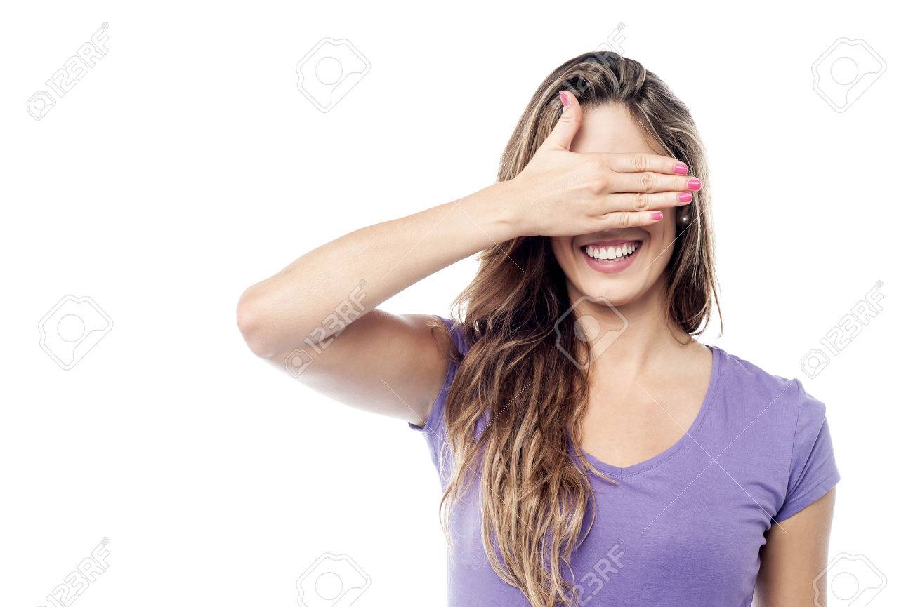 内気な女の子が手で顔を隠す の写真素材 画像素材 Image