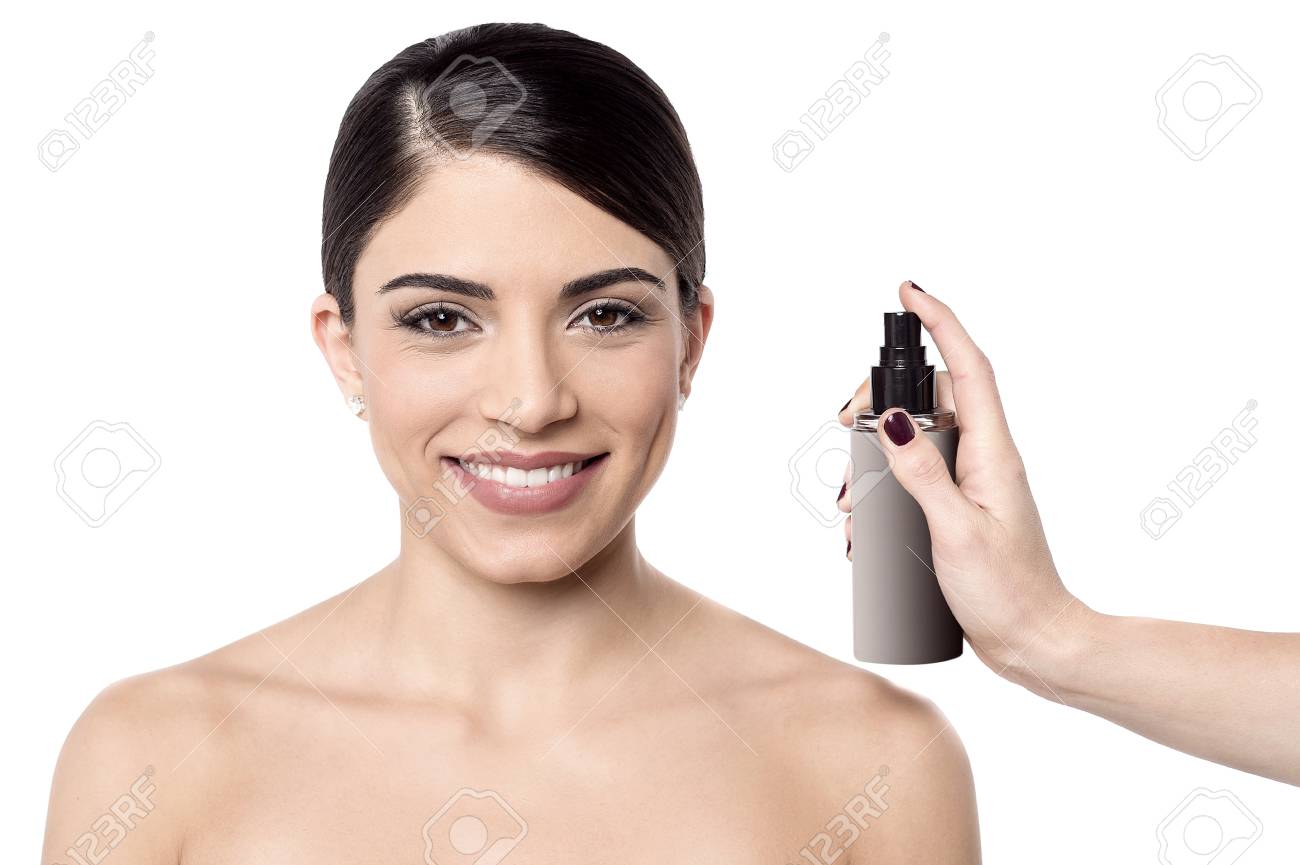 女性の顔にスプレー水処理を適用します の写真素材 画像素材 Image